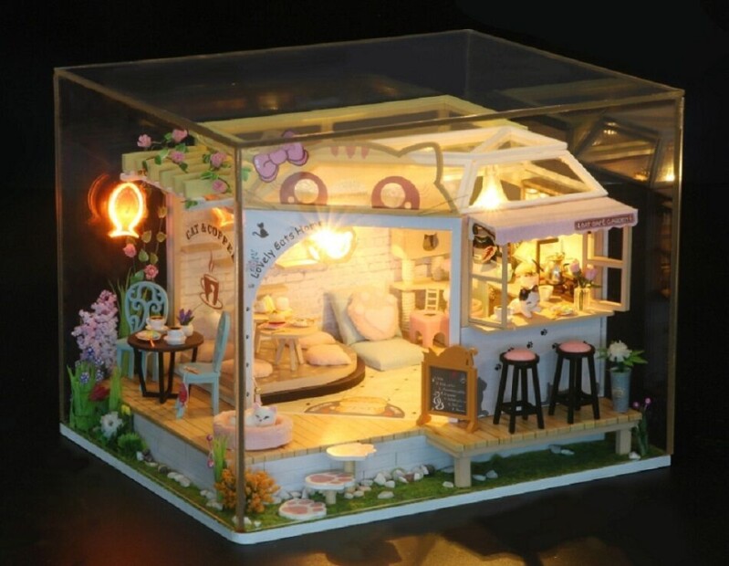 Miniatura domečku Kočičí kavárna se zahrádkou