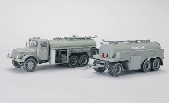 PKG 82 Tatra 111C s cisternovým vlekem CV-9