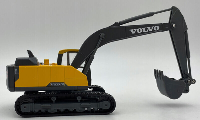 Bburago Volvo FH16 Globetrotter 750XXL s bagrom Volvo EC220E 1:43