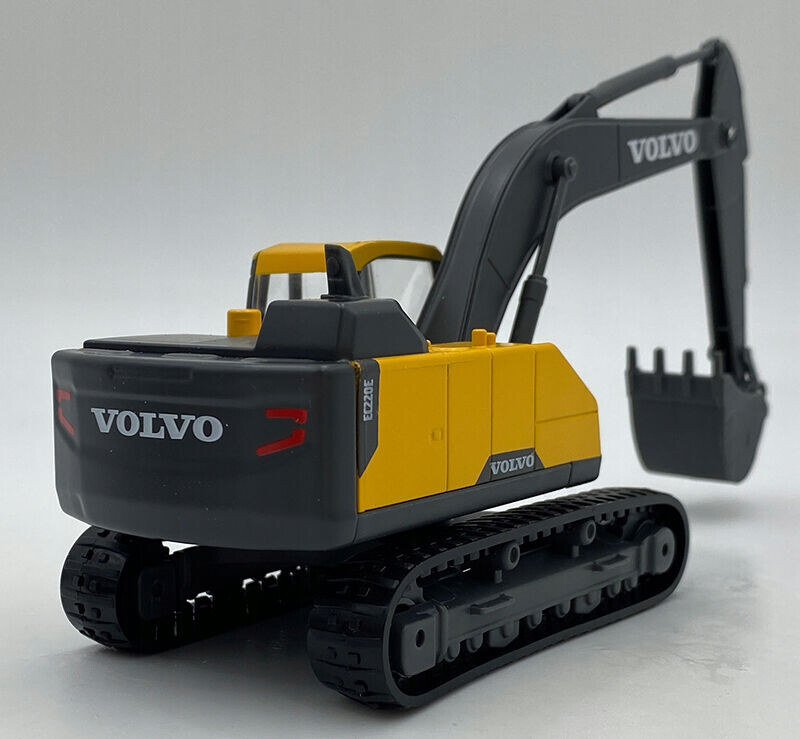 Bburago Volvo FH16 Globetrotter 750XXL s bagrom Volvo EC220E 1:43