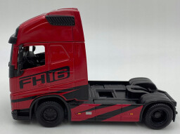 Bburago Volvo FH16 Globetrotter 750XXL s bagrom Volvo EC220E 1:43