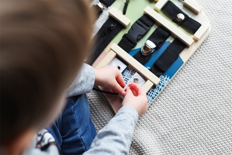 Small Foot Motorická deska se spojovacími a vázacími prvky