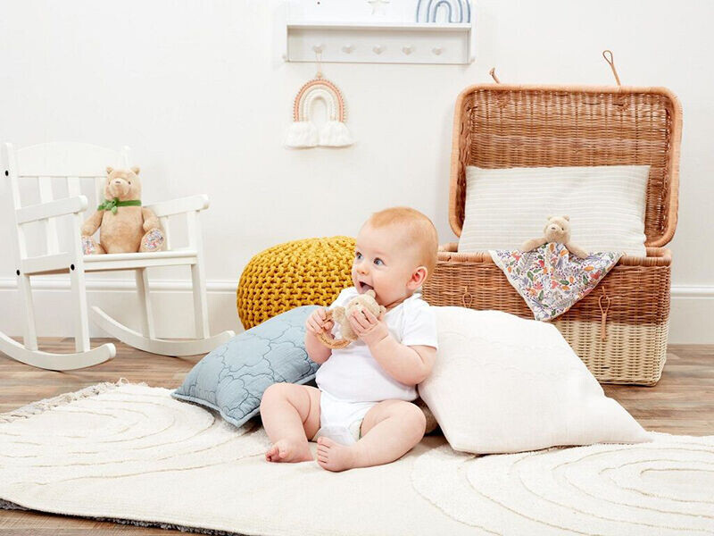 Rainbow Dřevěné plyšové chrastítko Medvídek Pú