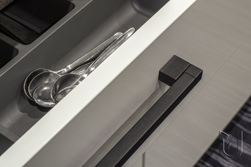 Úchytka Resina Černá matná